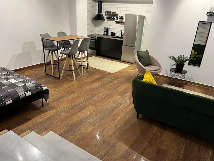 Industrial Studio / Alios 4 / Hilton Area Ateny Zewnętrze zdjęcie